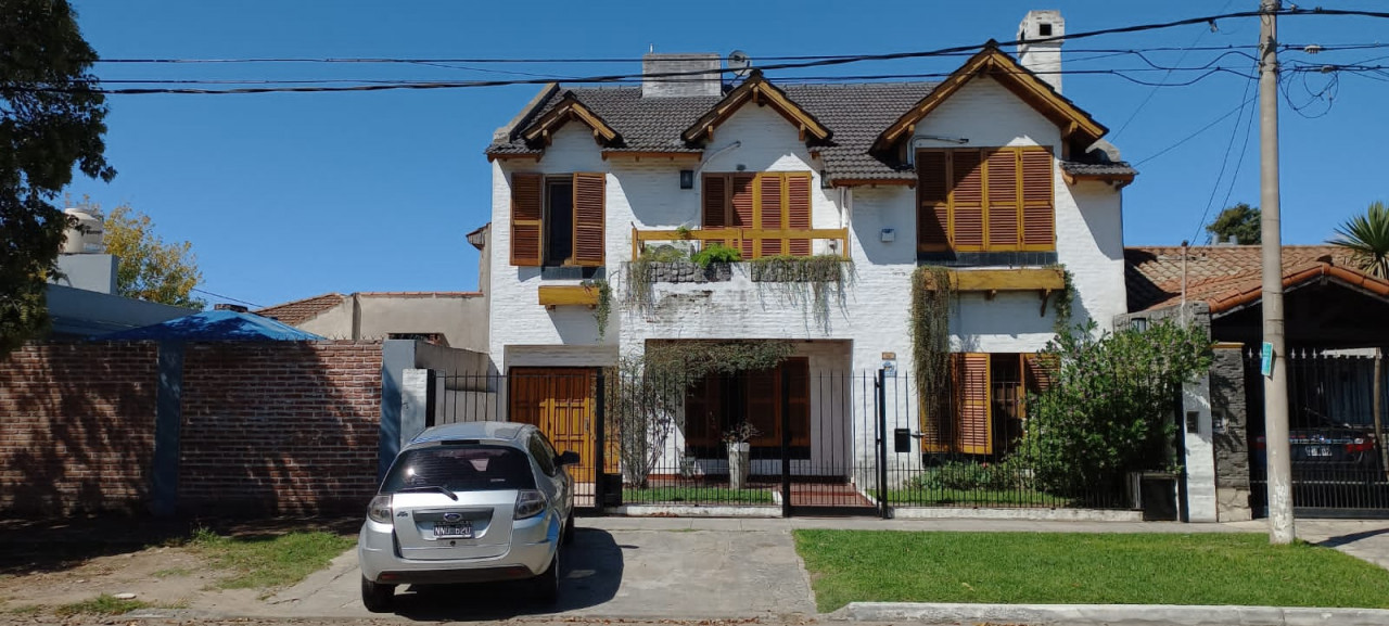 Venta de excepcional casa en 2 plantas de 4 ambientes, parque y pileta en Bella Vista- Buenos Aires // Apto crédito