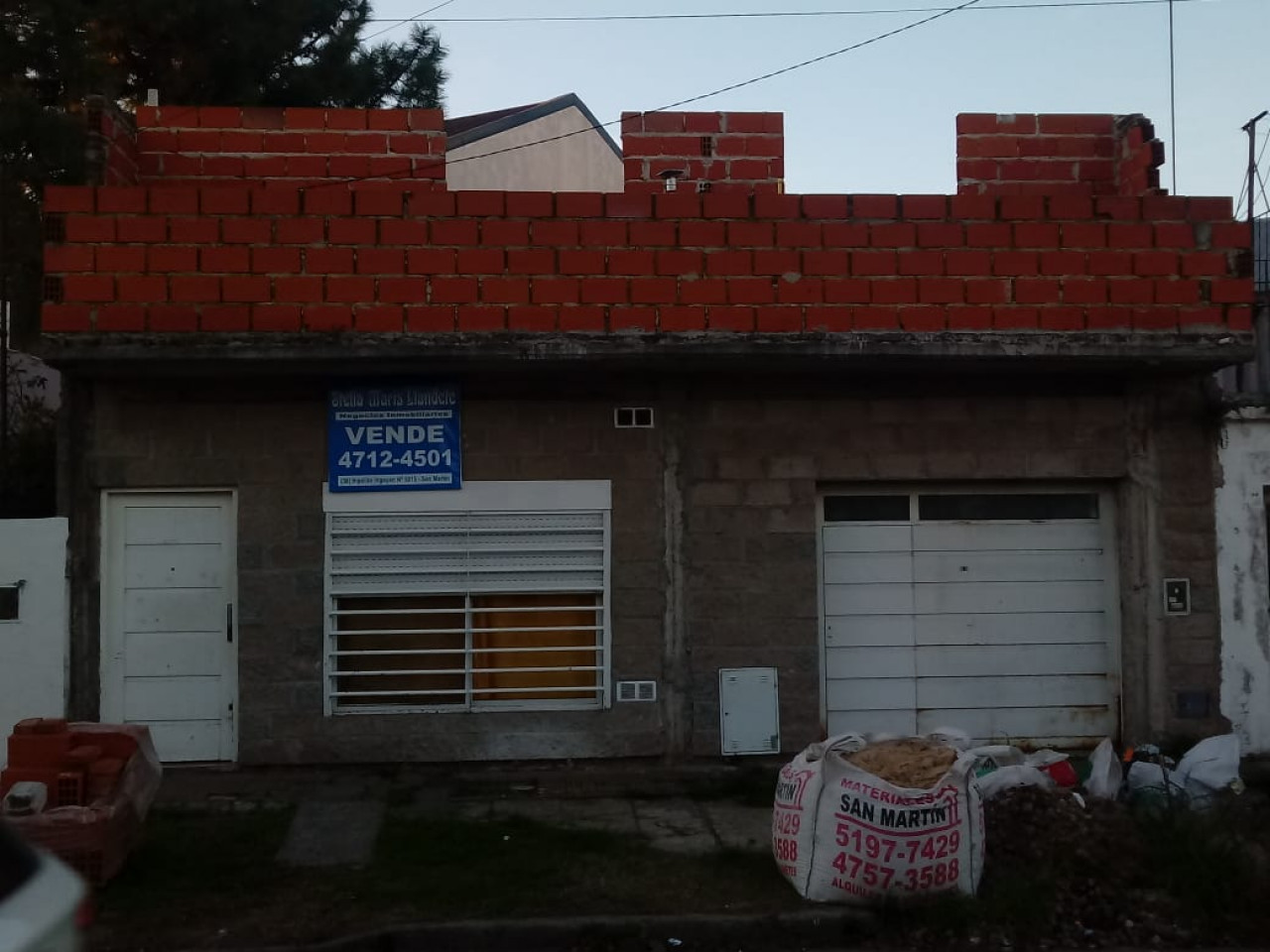 SAN MARTIN, CASA  DE H.A.  UNA PLANTA CON CONSTRUCCION A TERMINAR, VENTA X VIAJE